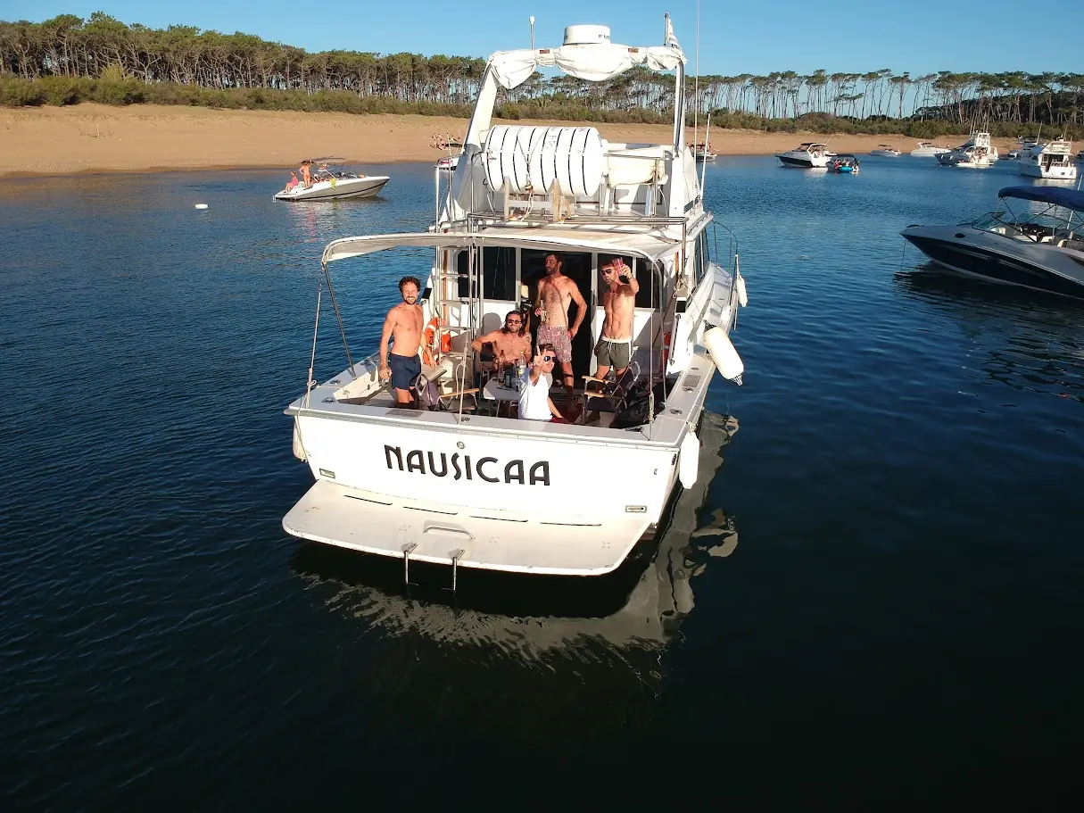 Grupo de amigos brindando a bordo de un yate privado en Punta del Este