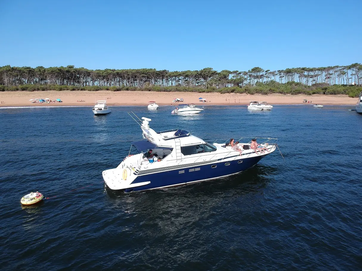 Yate fondeado frente a la playa de pinares de Isla Gorriti, Punta del Este